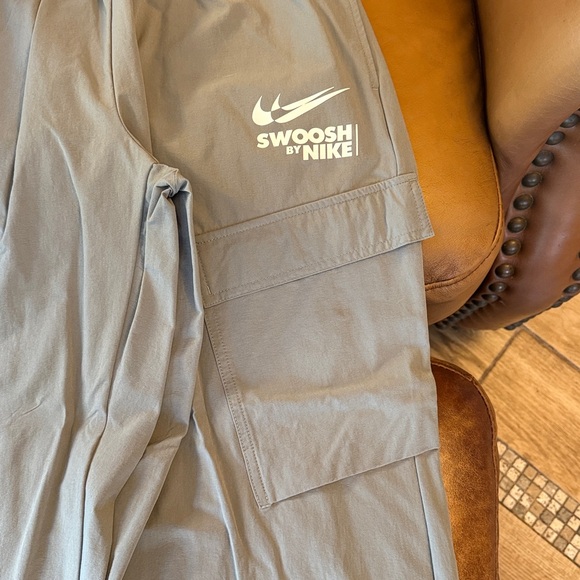 Nike Swoosh Women's High Rise Woven Cargo Trousers Sz Small Dark Stucco Sail - Picture 3 of 10